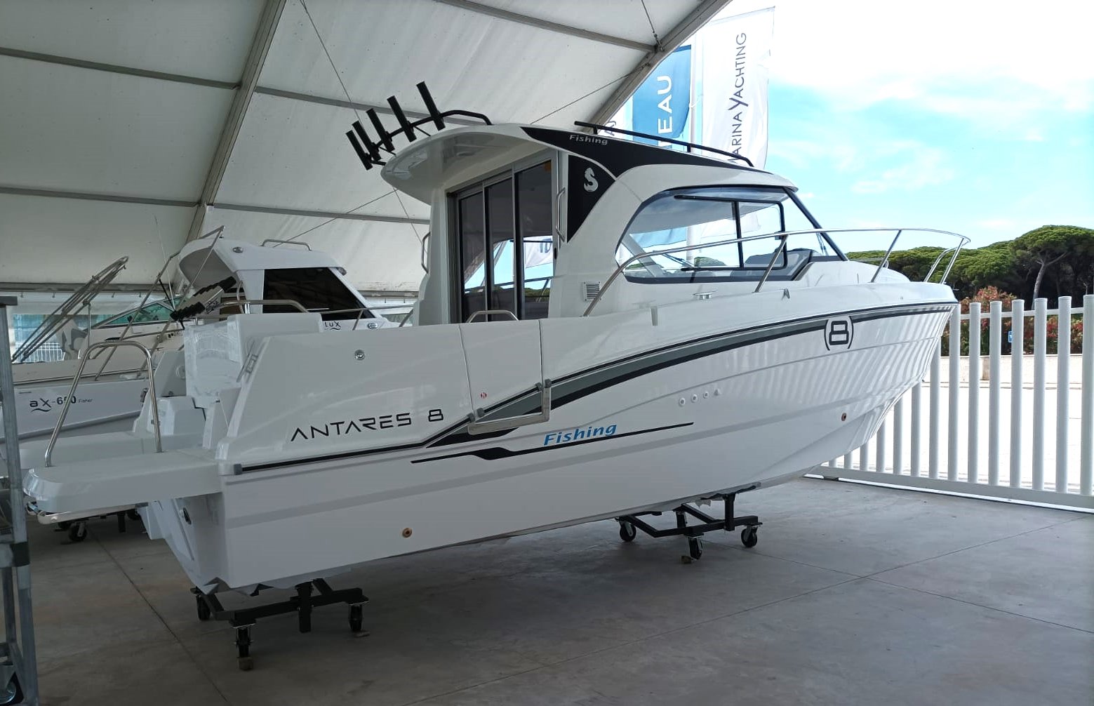 Antares 8 OB Versión Fishing + 1 x Suzuki DF250APX + Extras (Nuevo Mayo 2023)